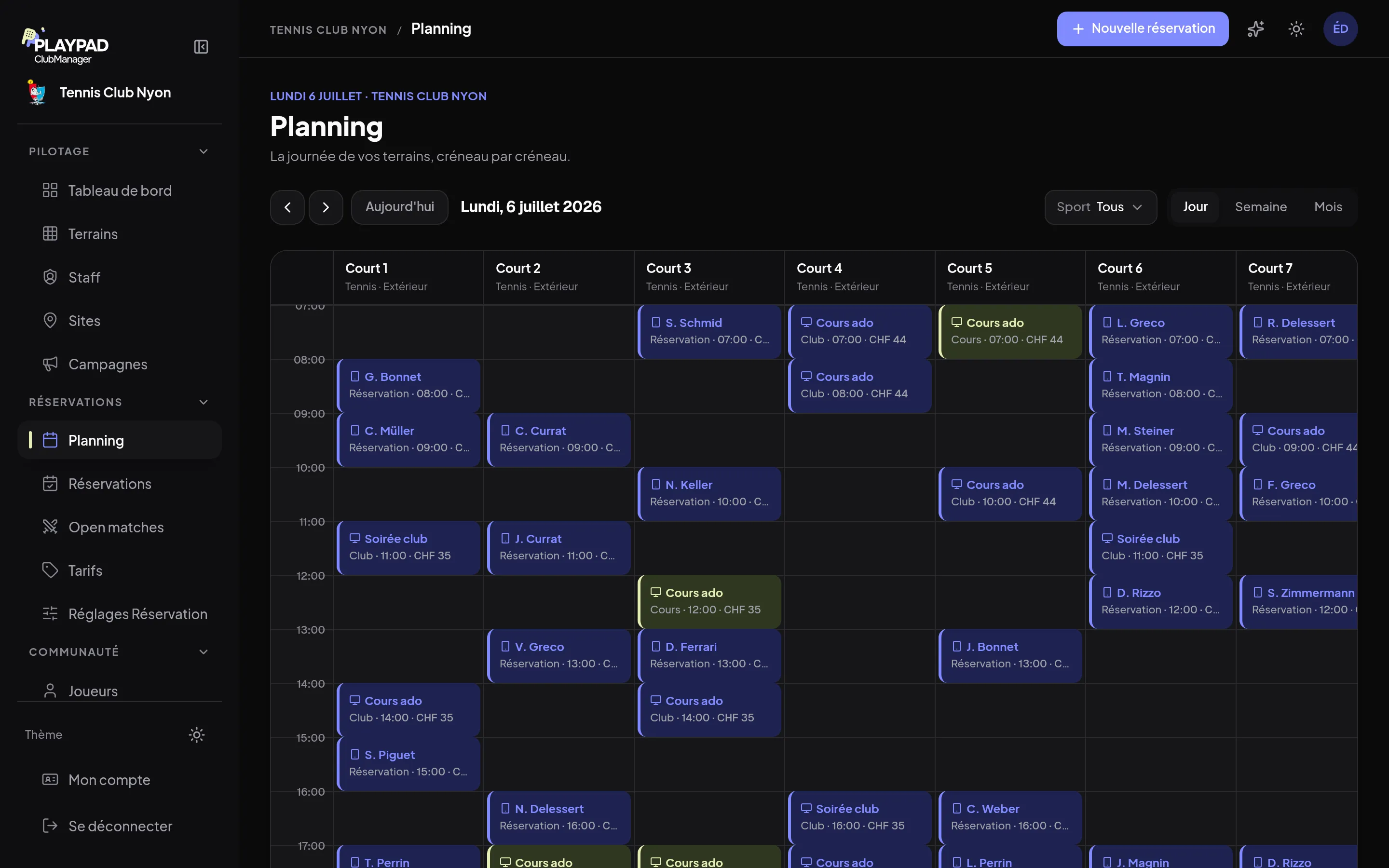 Planning Club Manager: visão diurna de vários cursos com reservas, aulas e noites de clube