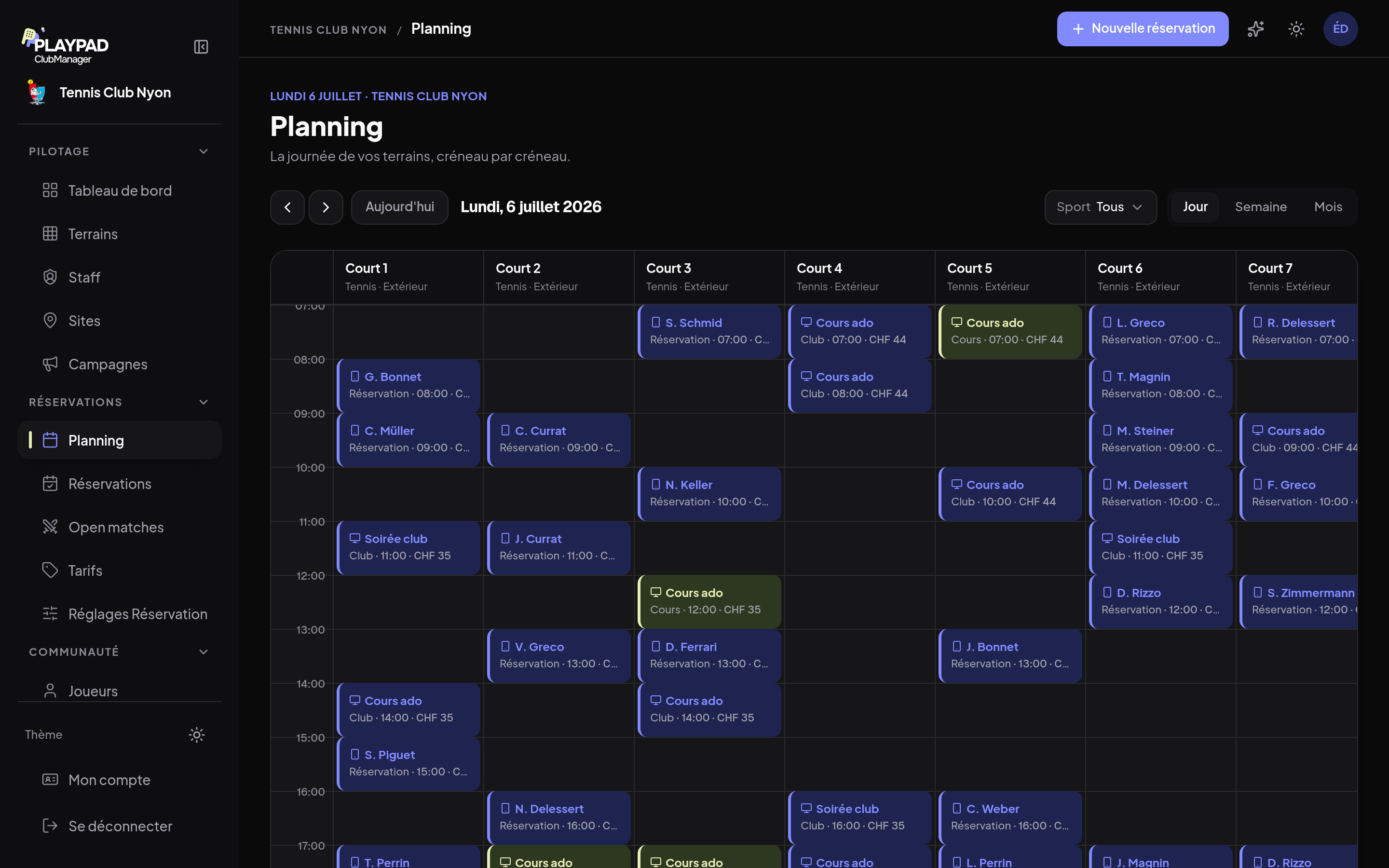 Planning Club Manager: visão diurna de vários cursos com reservas, aulas e noites de clube